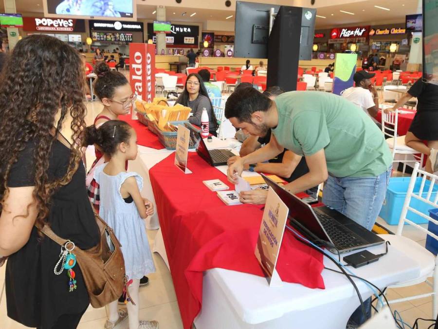 Gran ambiente se vive en la entrega de kits para la Vuelta Ciclística Infantil de El Heraldo