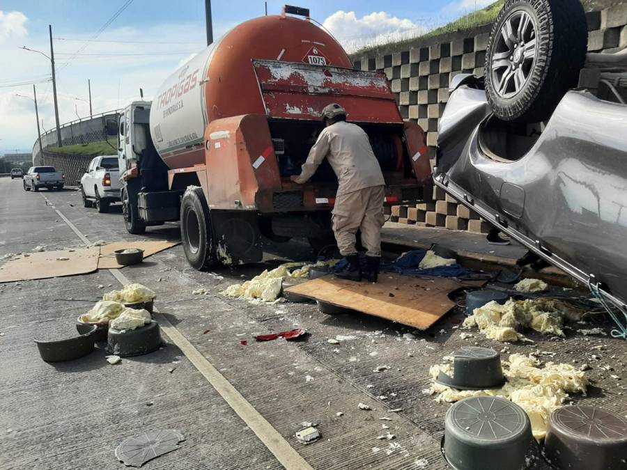 Lesionados y decenas de libras de quesillo tirado: destrozos que dejó accidente en El Carrizal