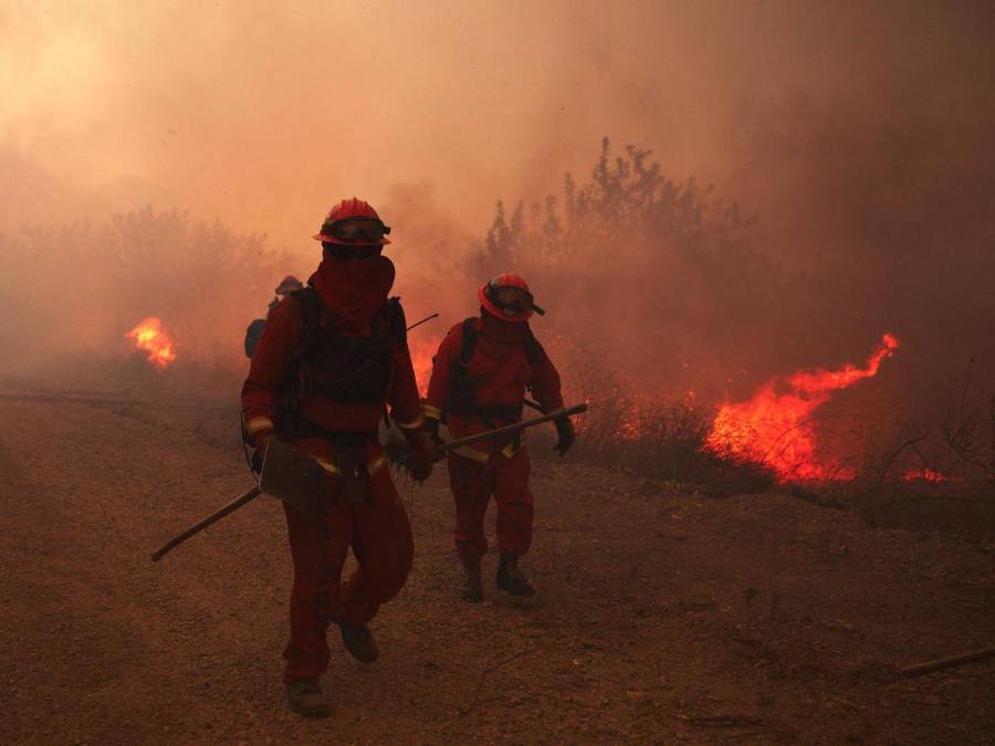 Descontrolado incendio en el noroeste de Los Ángeles consume 10,000 acres