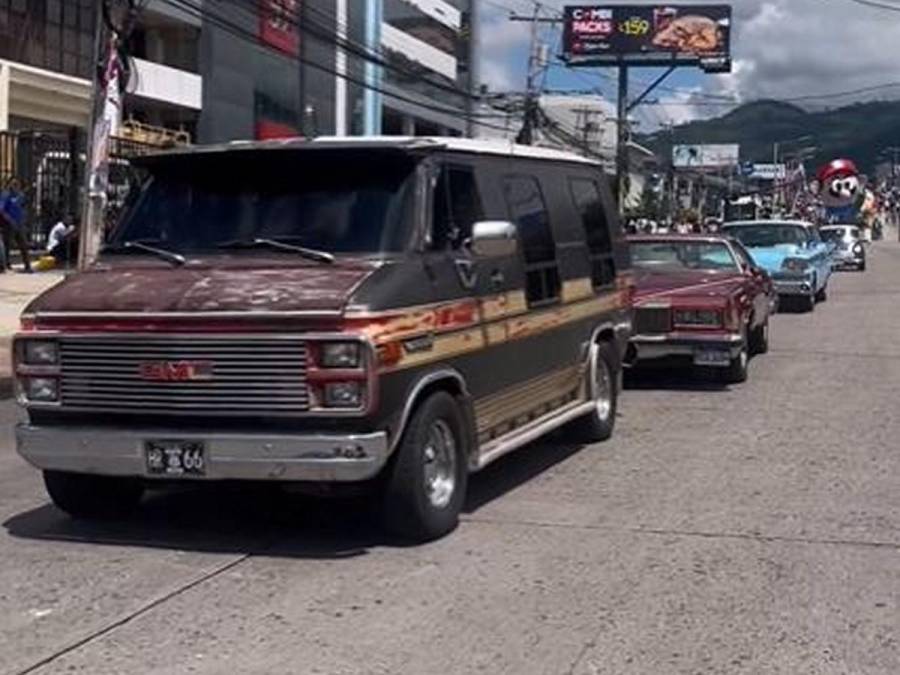 Autos clásicos causan sensación en Carnaval de Tegucigalpa