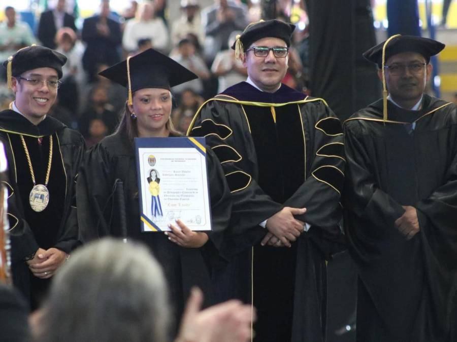 Graduaciones UNAH 2024: Estudiante no vidente y religiosa reciben sus títulos