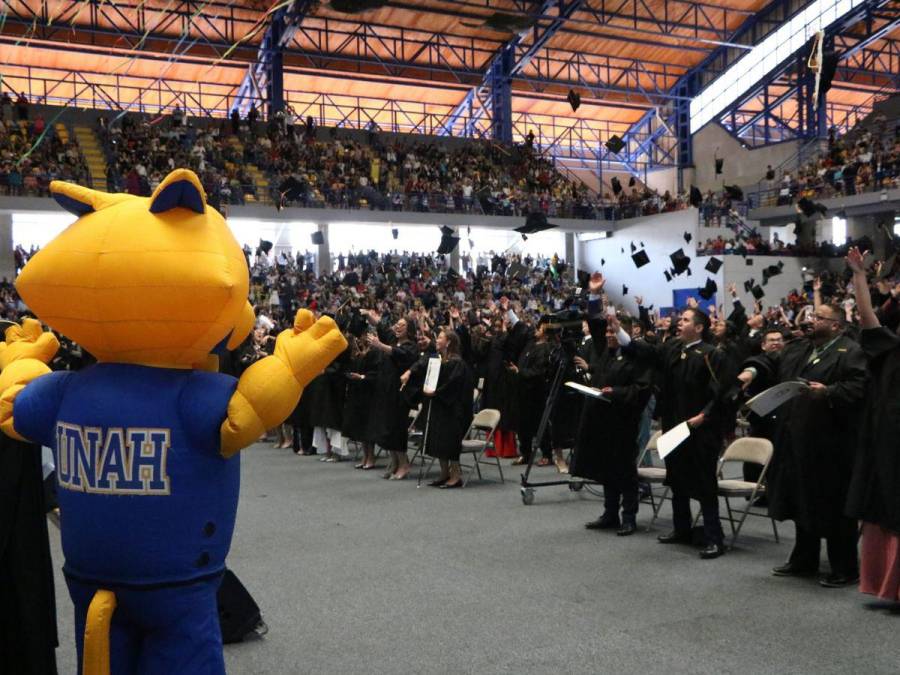 Graduaciones UNAH 2024: Estudiante no vidente y religiosa reciben sus títulos