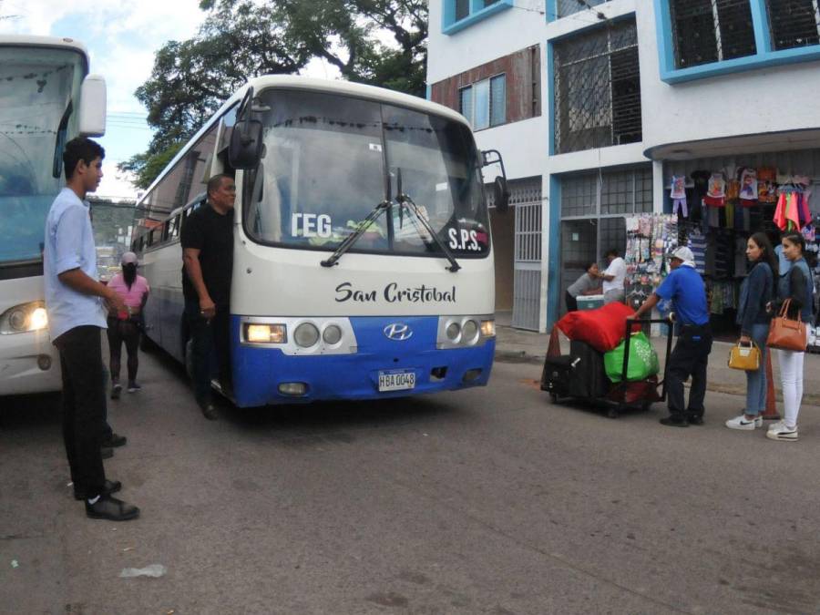 Semana Morazánica: Abarrotadas de viajeros lucen terminales de buses en la capital