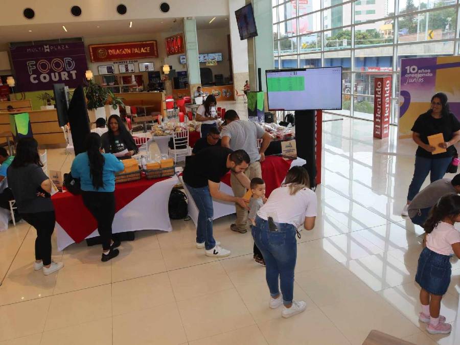 Gran ambiente se vive en la entrega de kits para la Vuelta Ciclística Infantil de El Heraldo