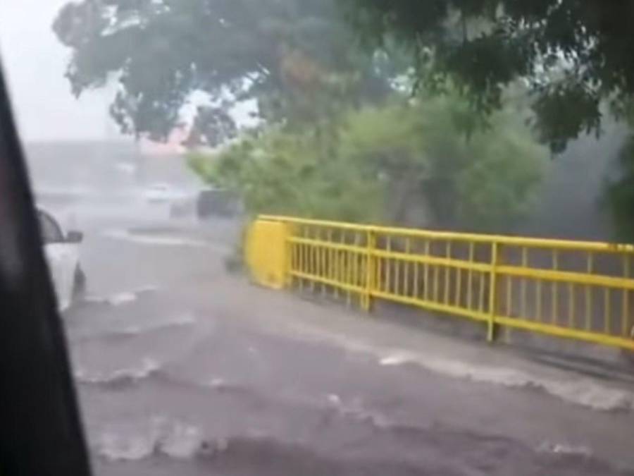 Tráfico colapsado y calles inundadas dejan fuertes lluvias registradas en varias zonas de Tegucigalpa