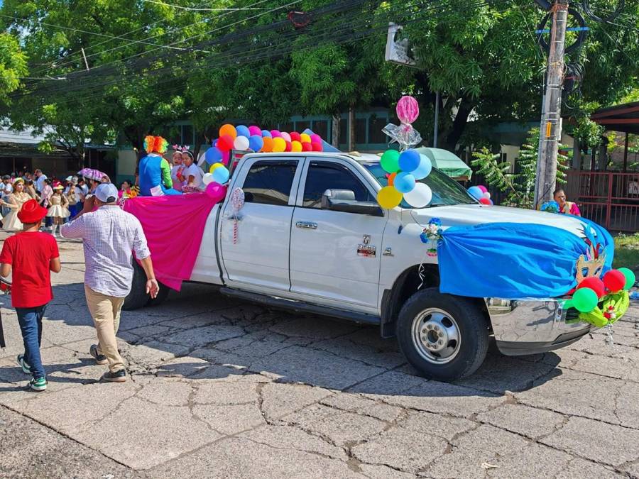 Choluteca celebra su 179 aniversario con colorido desfile y carrozas