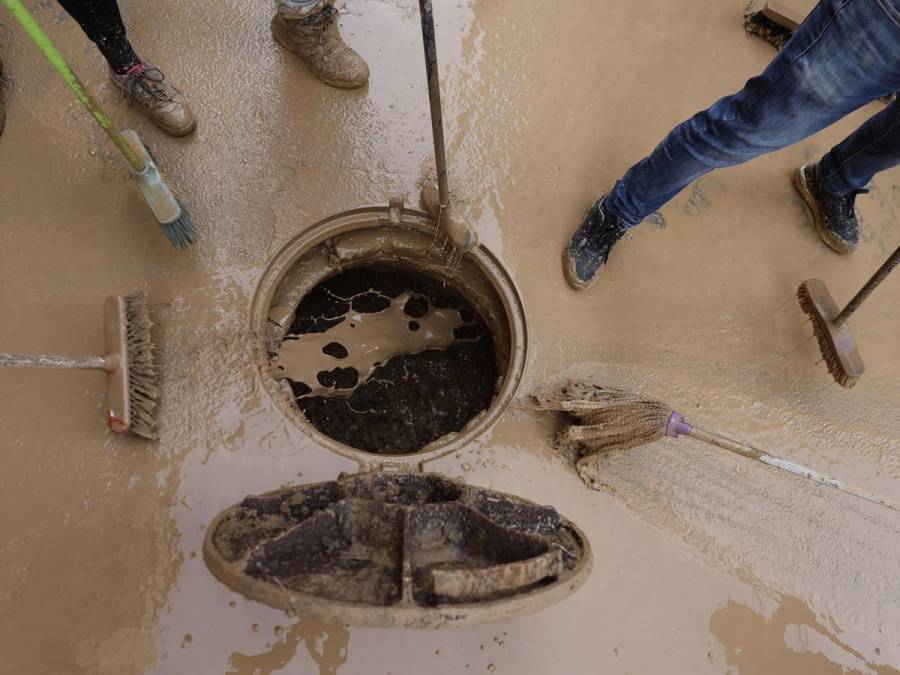 Cientos de voluntarios trabajan en la limpieza y búsqueda de desaparecidos en Valencia