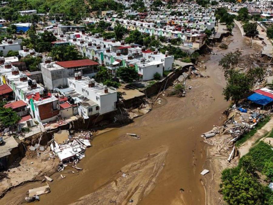 Lluvias del huracán John derrumban casas y sueños de familias en Acapulco, México