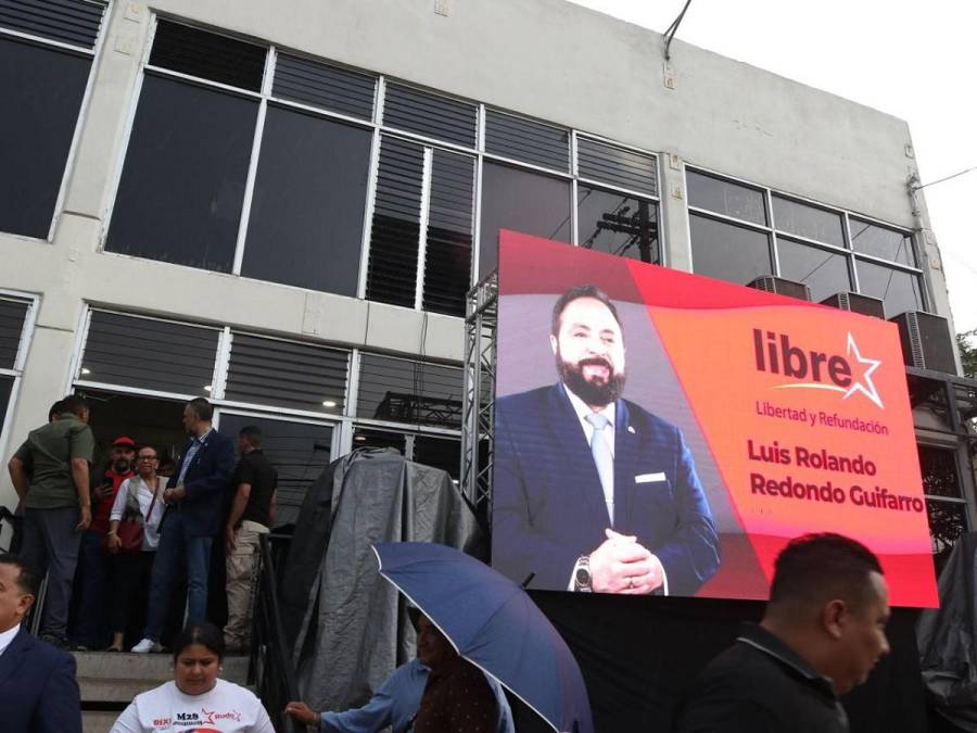 Luis Redondo jura lealtad a Libre, su cuarto partido político en 10 años