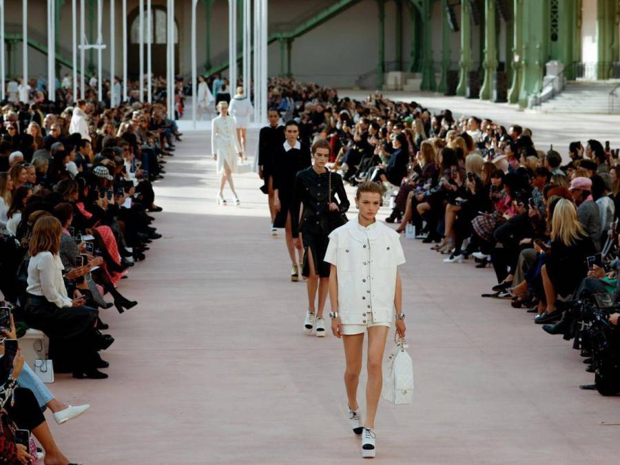 El tweed reina en el desfile de Chanel Primavera-Verano 2025 en el Grand Palais