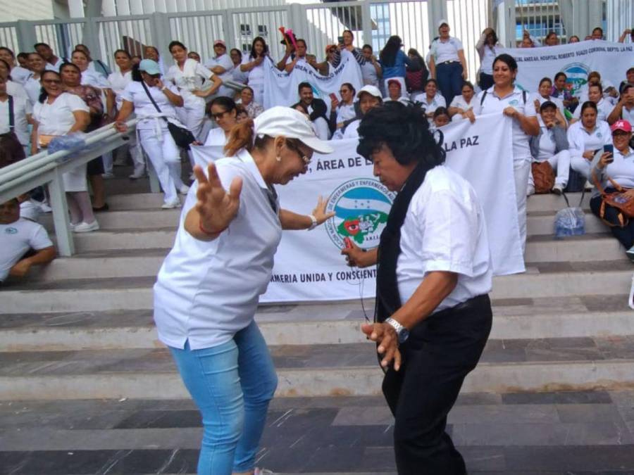 Bailando y exigiendo pagos: enfermeros auxiliares paralizan el CCG