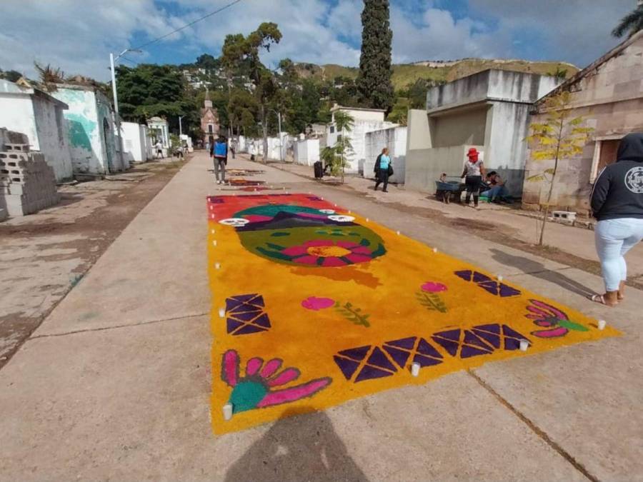 Las vistosas alfombras que decoraron el Cementerio General el Día de Difuntos