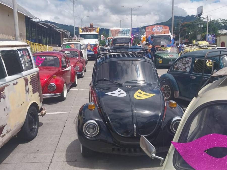 Autos clásicos causan sensación en Carnaval de Tegucigalpa