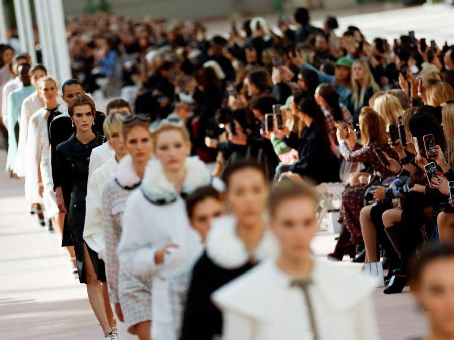 El tweed reina en el desfile de Chanel Primavera-Verano 2025 en el Grand Palais