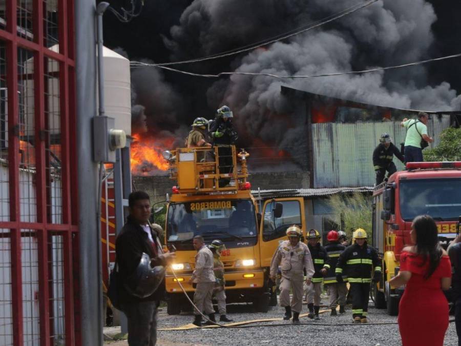 Infierno en El Prado: Bomberos batallan contra las furiosas llamas