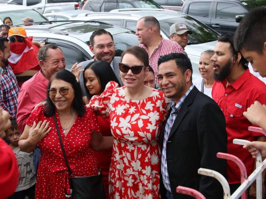 Abrazos y palabras de bienvenida: la llegada de Beatriz Valle al Partido Liberal