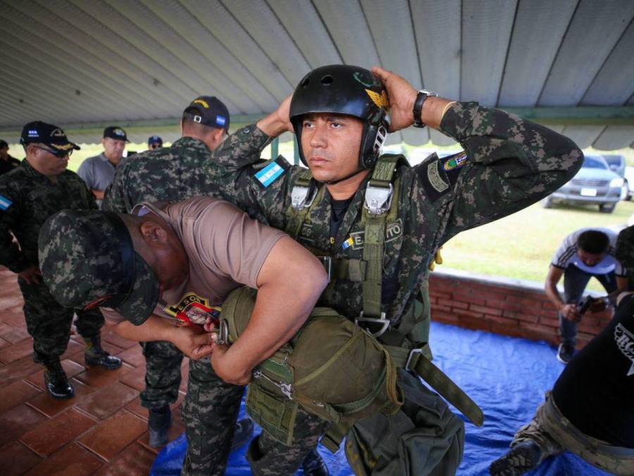 Con compromiso y seguridad, paracaidistas se preparan para el espectáculo cívico