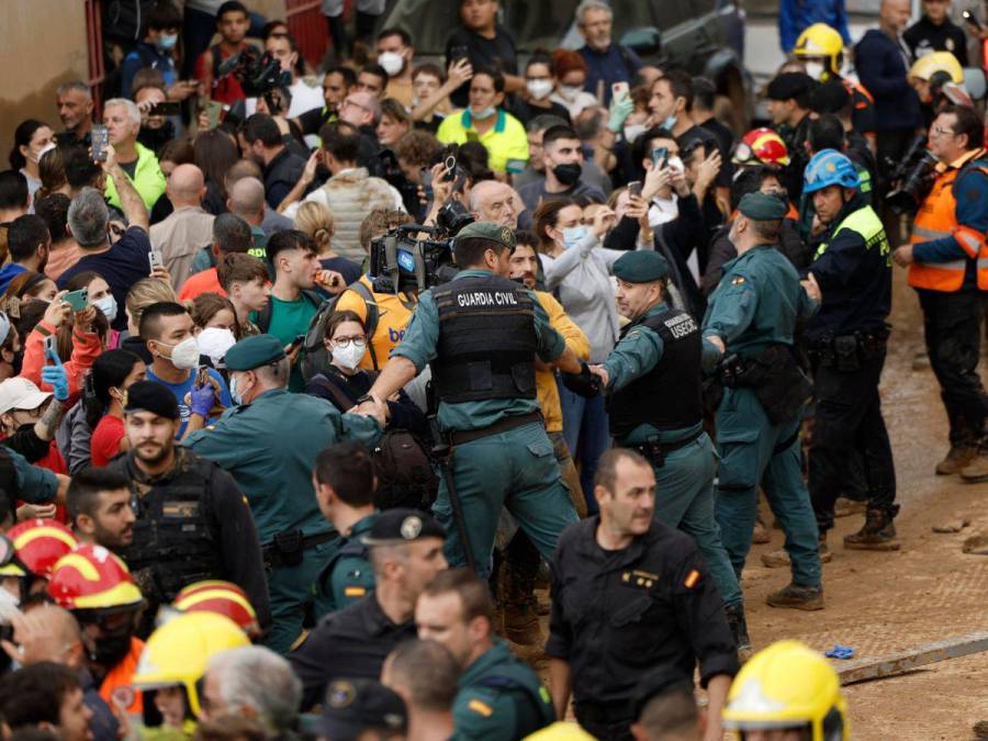 Con insultos y lodo reciben a los reyes de España en Valencia