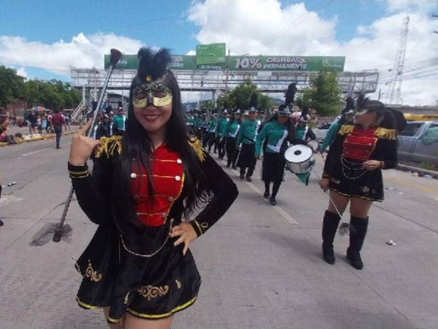 Tradición y color: Hermosas palillonas engalanan Carnaval de Tegucigalpa 2024