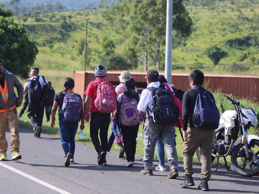 Con quema de llantas y pancartas, bloquean carretera CA-5 y exigen justicia para Juan López