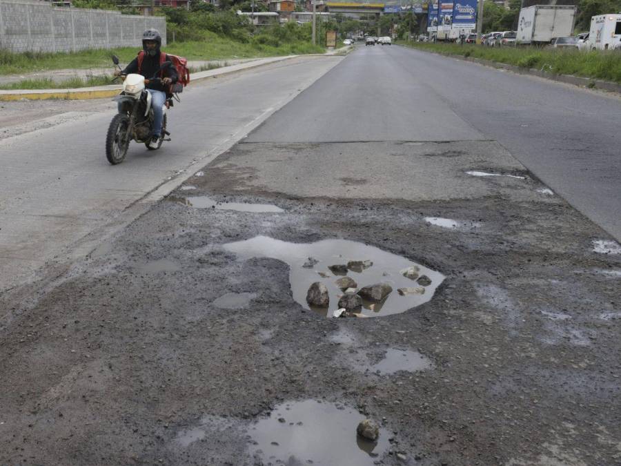 Sobre ‘cráteres’ y en tinieblas transitan motociclistas por algunas zonas de Honduras