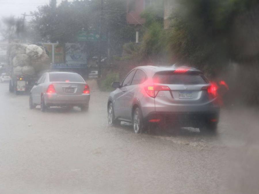 Tráfico colapsado y calles inundadas dejan fuertes lluvias registradas en varias zonas de Tegucigalpa