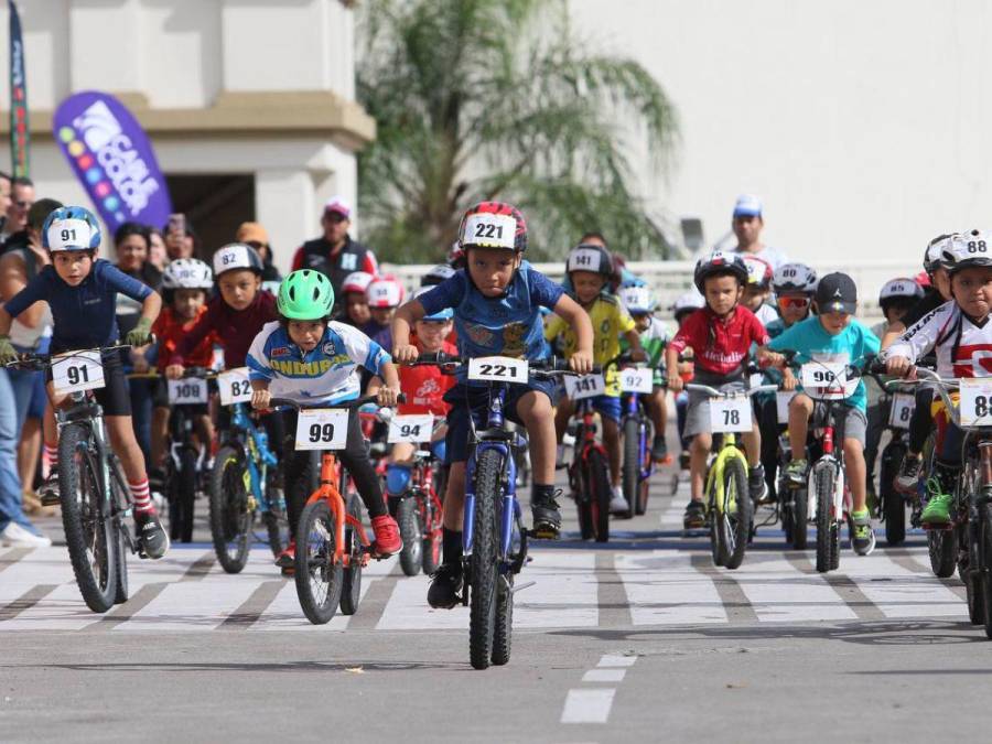 A toda marcha pedalearon niños y niñas en la categoría 5-6 años de la Vuelta Ciclística Infantil