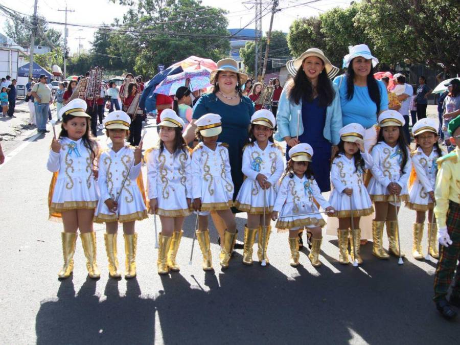 Con palillonas y cadetes, alumnos de prebásica derrochan patriotismo en las calles de la capital