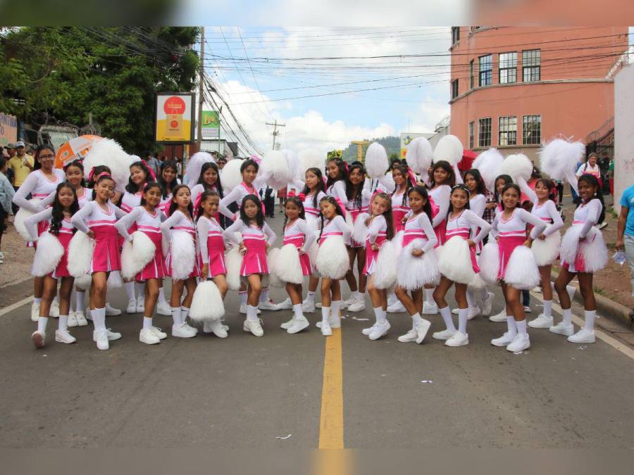 Bellas pomponeras ponen color y ritmo en los desfiles escolares de la capital este 2024