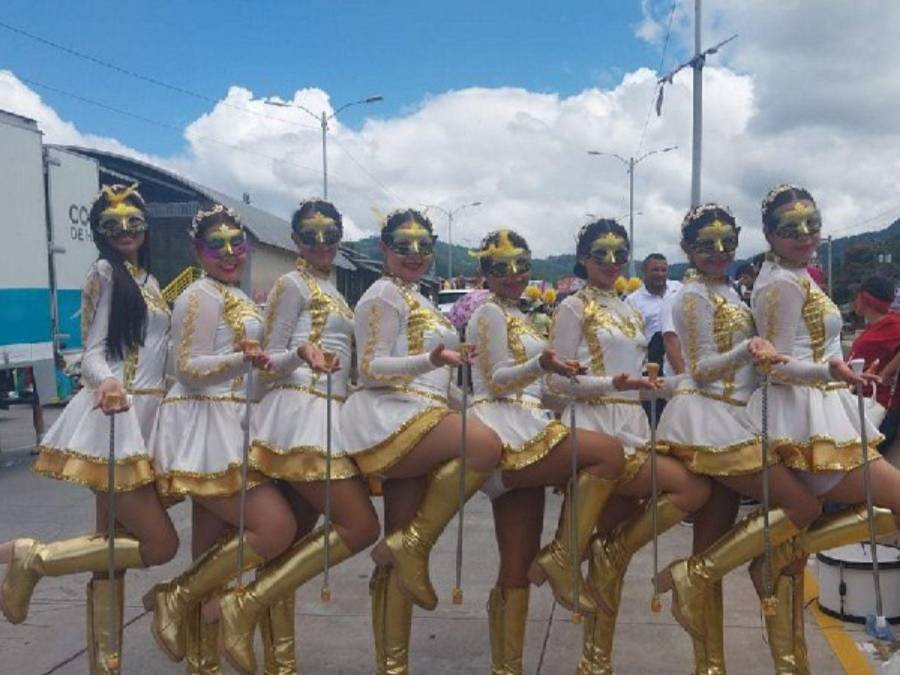 Tradición y color: Hermosas palillonas engalanan Carnaval de Tegucigalpa 2024