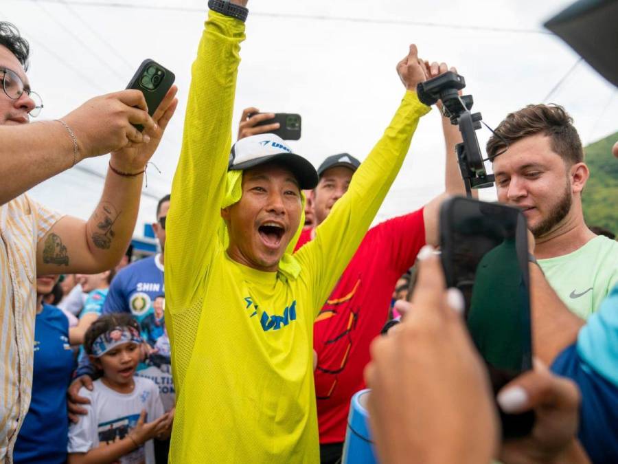 Un mar de sampedranos recibe a Shin Fujiyama, a un paso para la meta final