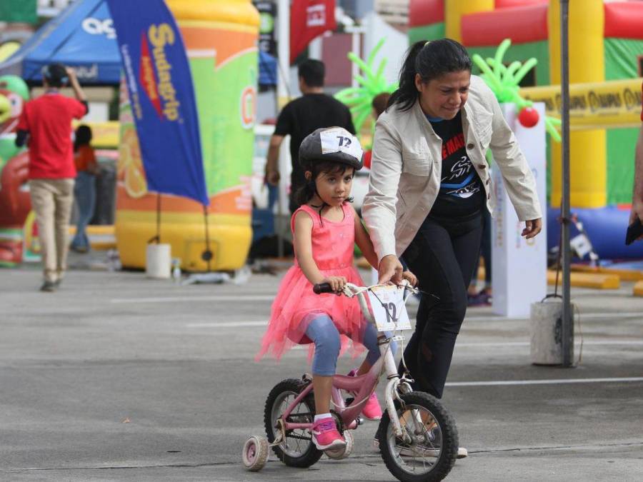 A toda marcha pedalearon niños y niñas en la categoría 5-6 años de la Vuelta Ciclística Infantil