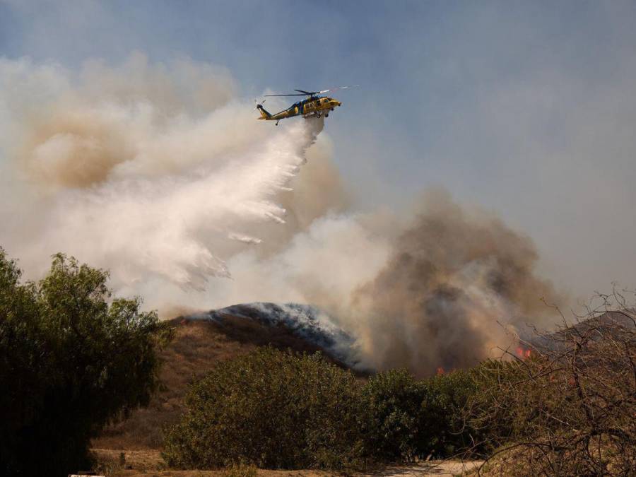 Descontrolado incendio en el noroeste de Los Ángeles consume 10,000 acres