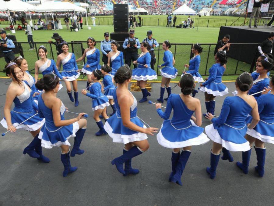 Bellas palillonas del Instituto  Pineda Ugarte se roban las miradas en el Estadio Nacional