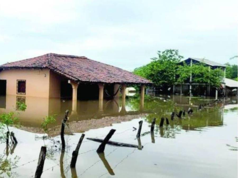 Tormenta Sara ya se hace sentir en Honduras con inundaciones y evacuaciones