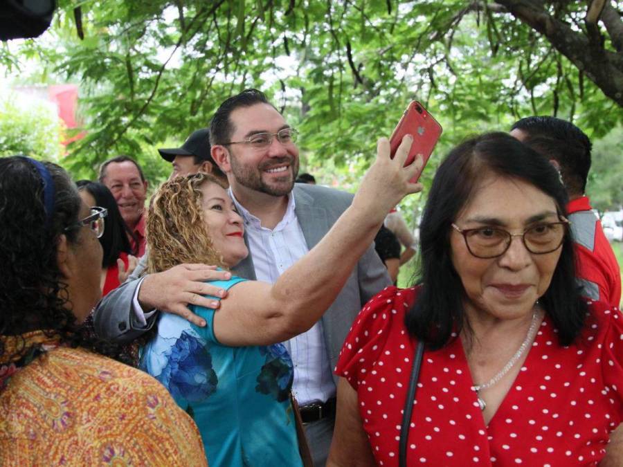 Abrazos y palabras de bienvenida: la llegada de Beatriz Valle al Partido Liberal