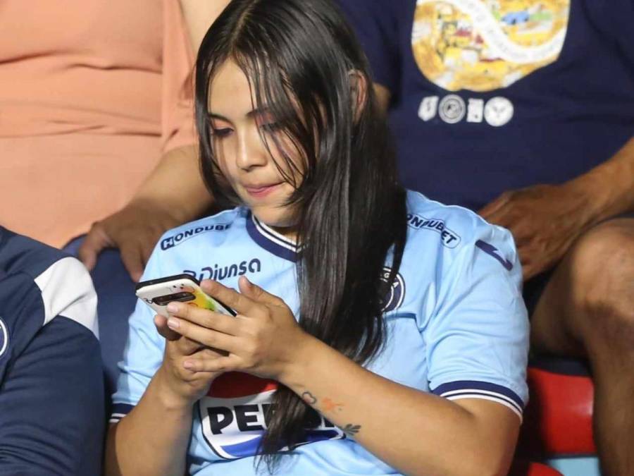 Novia de Auzmendi y lindas chicas derrochan belleza en el Motagua vs Herediano