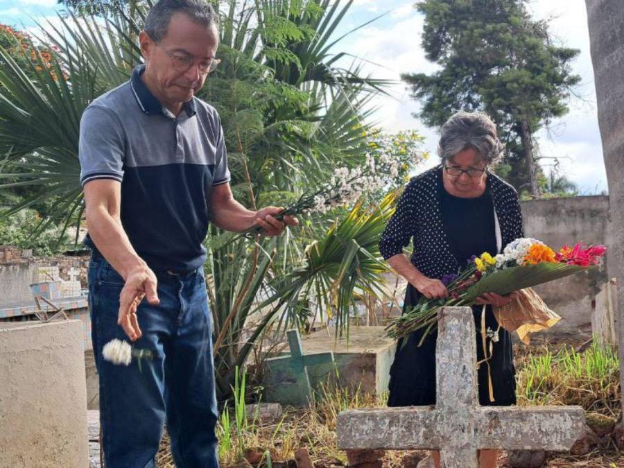 Capitalinos recuerdan a sus difuntos llevándoles flores y música a los cementerios