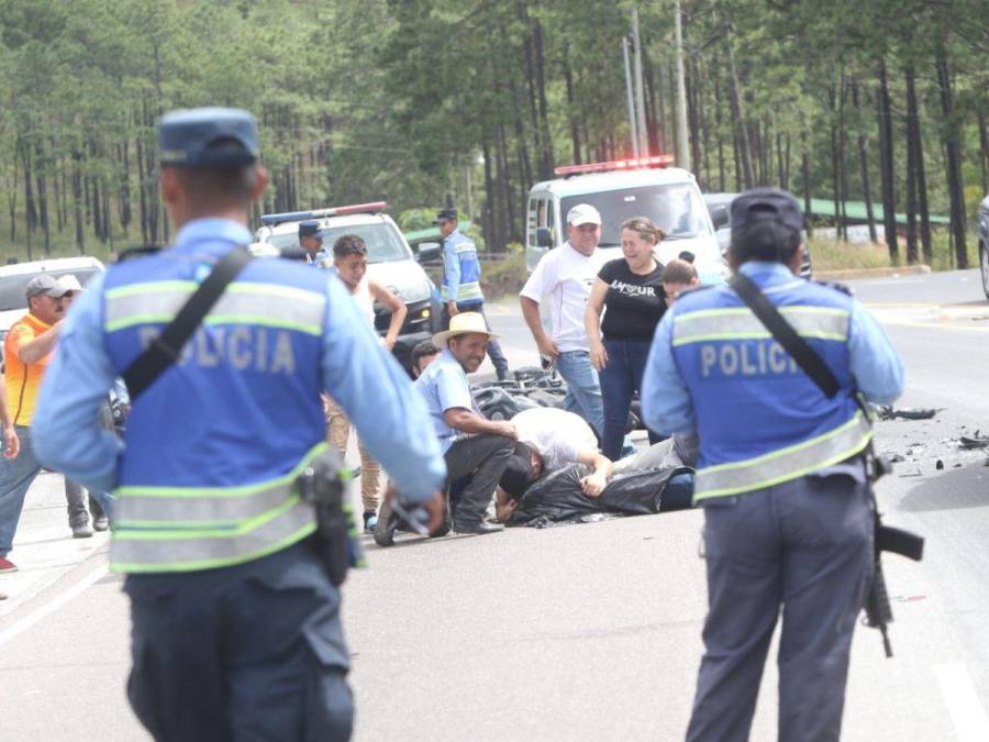 Dolor e impotencia: familiares de jóvenes fallecidos llegan a la zona del accidente en Zambrano