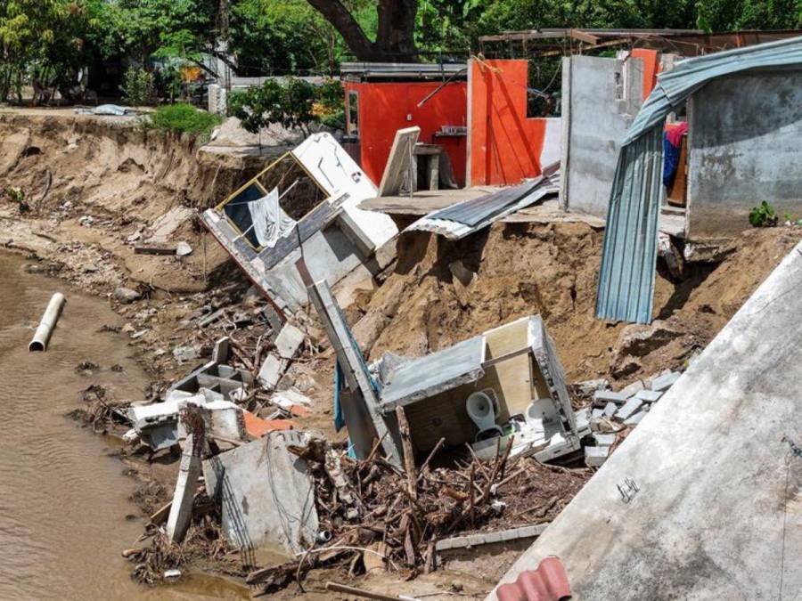 Lluvias del huracán John derrumban casas y sueños de familias en Acapulco, México