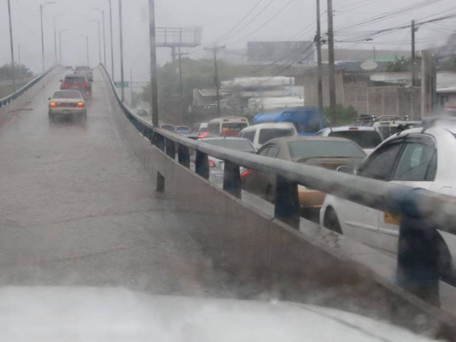 Tráfico colapsado y calles inundadas dejan fuertes lluvias registradas en varias zonas de Tegucigalpa