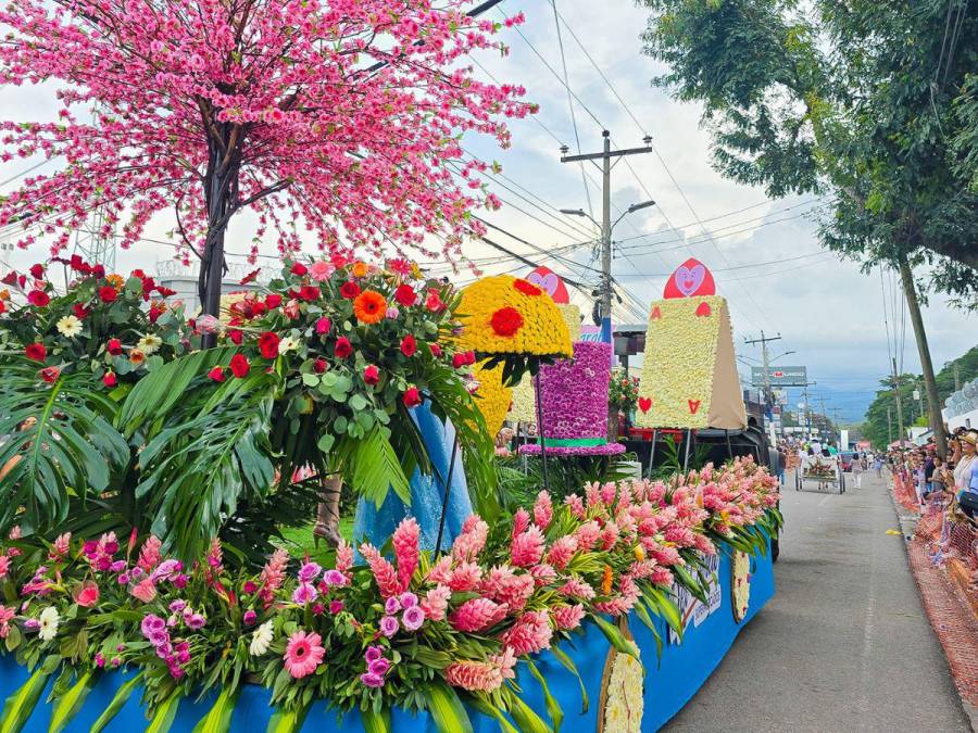 Con bellas floristas y carrozas, Siguatepeque celebra el Festival de las Flores 2024