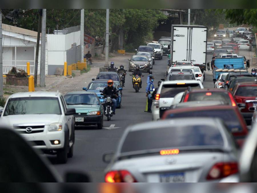 Sobre ‘cráteres’ y en tinieblas transitan motociclistas por algunas zonas de Honduras