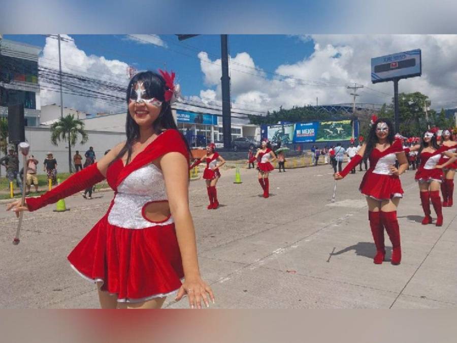 Tradición y color: Hermosas palillonas engalanan Carnaval de Tegucigalpa 2024