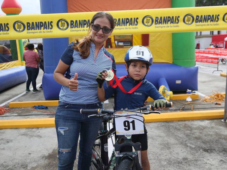 A toda marcha pedalearon niños y niñas en la categoría 5-6 años de la Vuelta Ciclística Infantil