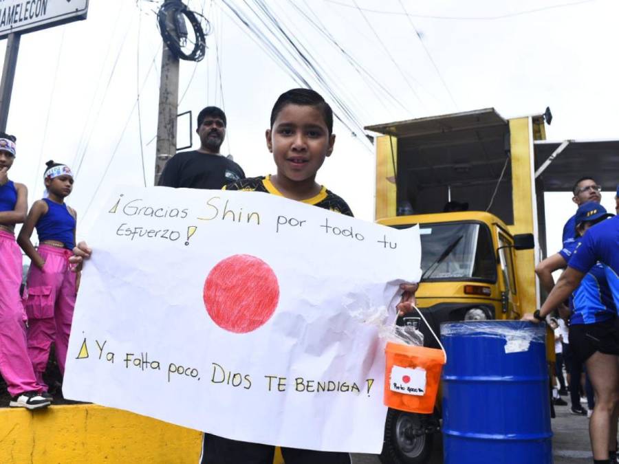 Un mar de sampedranos recibe a Shin Fujiyama, a un paso para la meta final