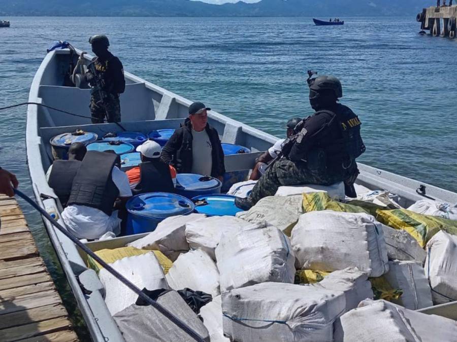 Trasladan más de 3 mil kilos de droga decomisada a colombianos en La Mosquitia