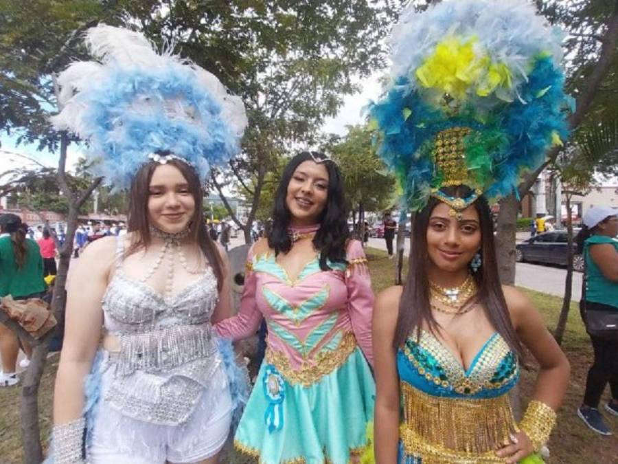 Tradición y color: Hermosas palillonas engalanan Carnaval de Tegucigalpa 2024