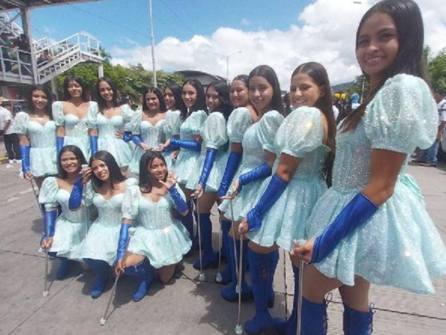 Tradición y color: Hermosas palillonas engalanan Carnaval de Tegucigalpa 2024