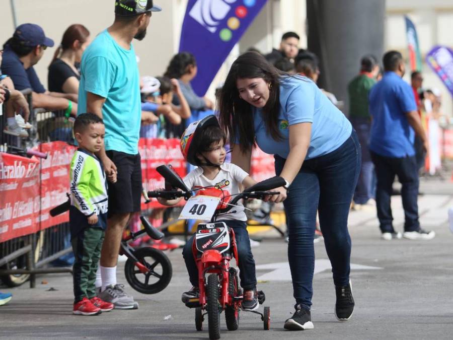 Familias completas dicen presente en la Vuelta Ciclística Infantil de EL HERALDO